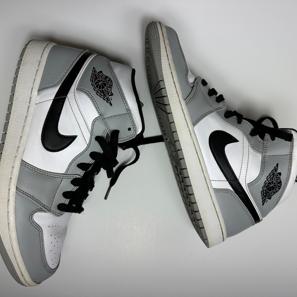 Mens size 9 Jordan 1 mid light smoke gray